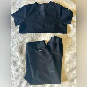 FIGS black scrub set